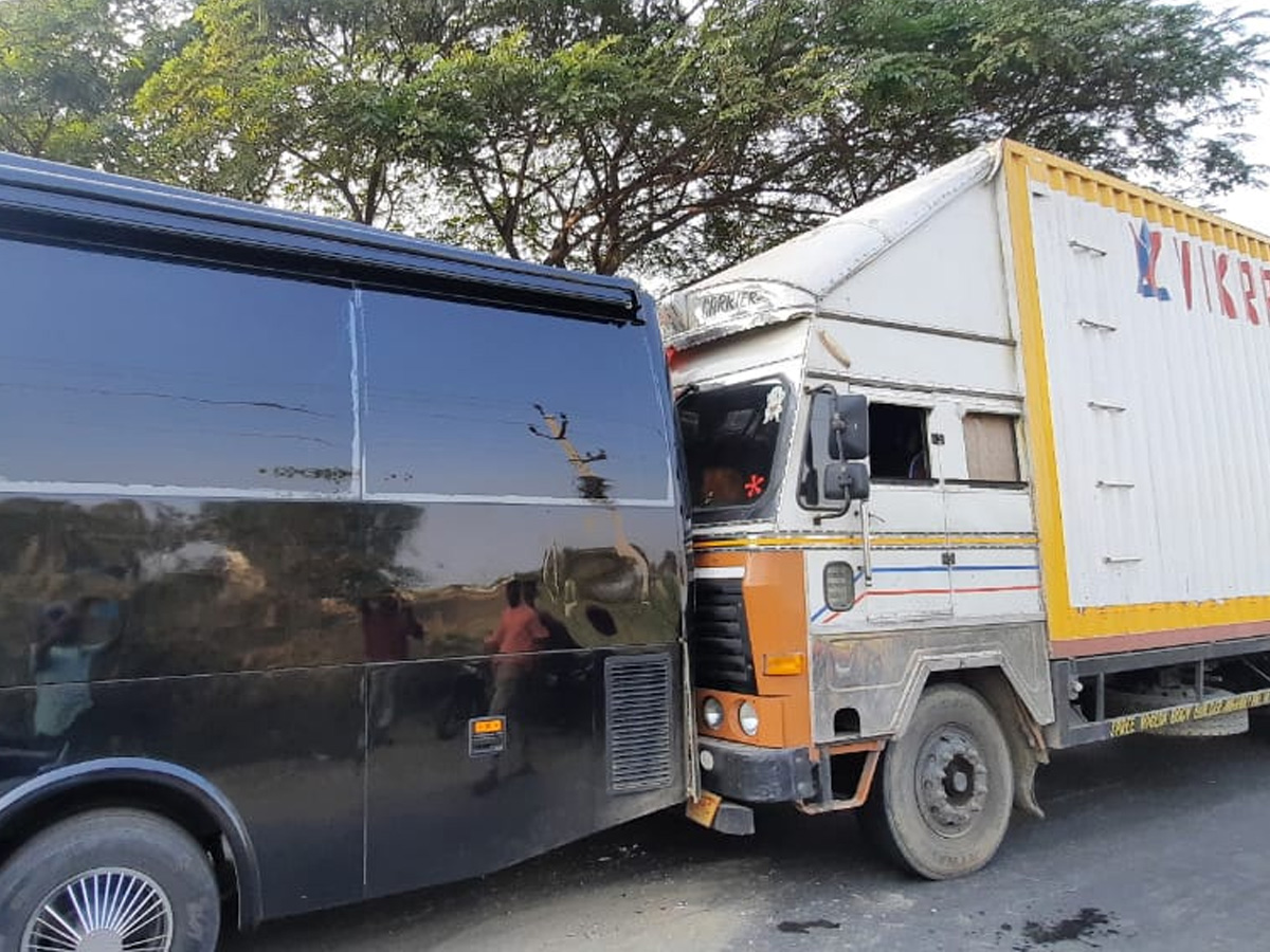 Allu Arjun Caravan Accident At Khammam Photo Gallery - Sakshi6