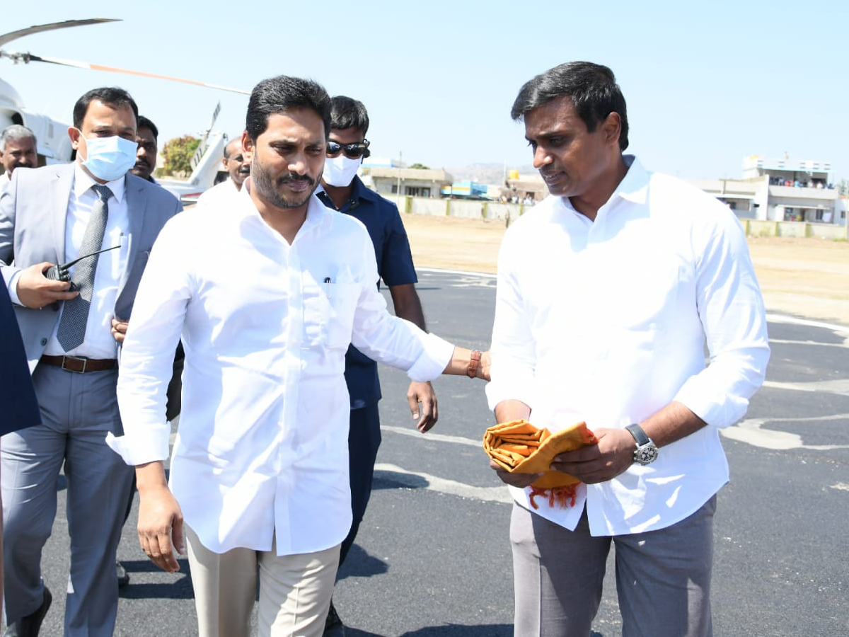 AP CM YS Jagan Grand Welcome To President Ram Nath Kovind Photo Gallery - Sakshi10