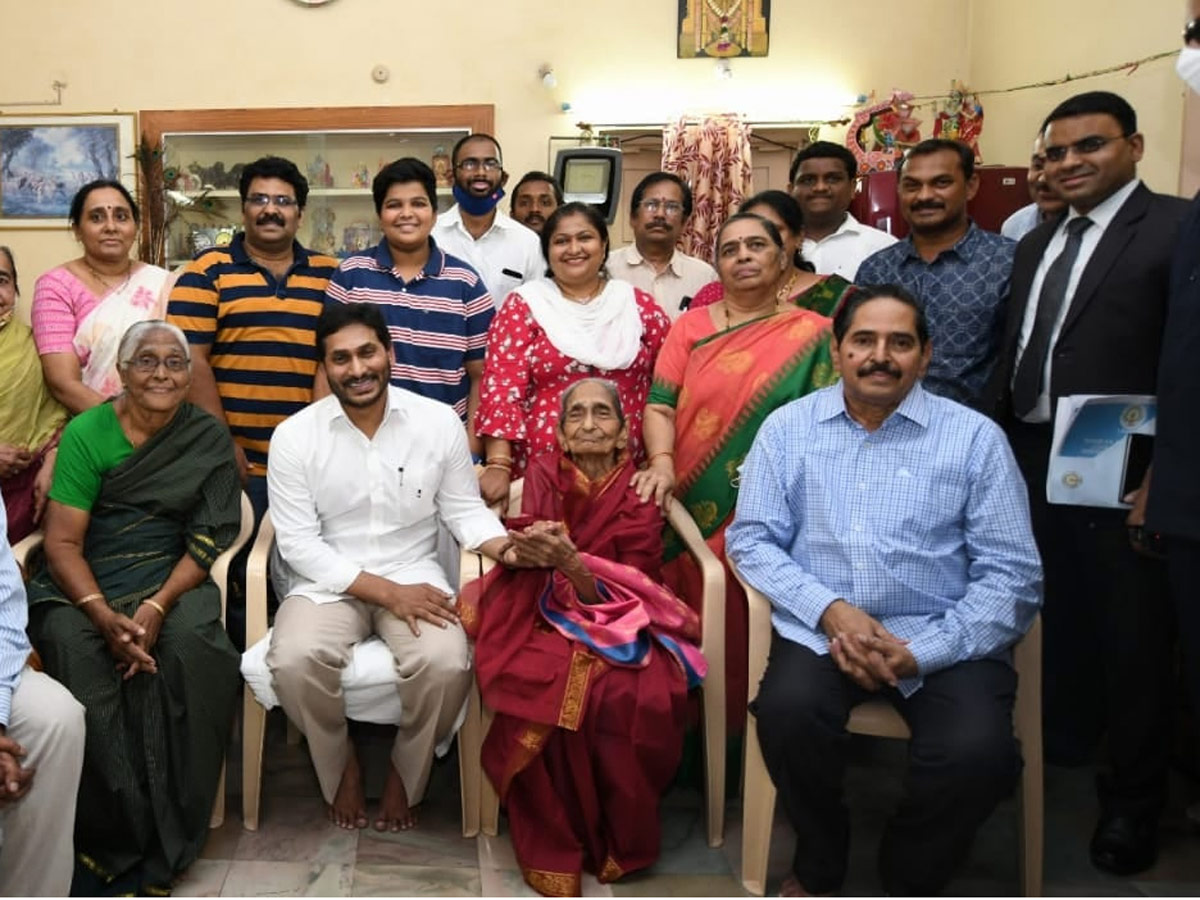 CM Jagan Honours Pingali Venkayya Family Photo Gallery - Sakshi10