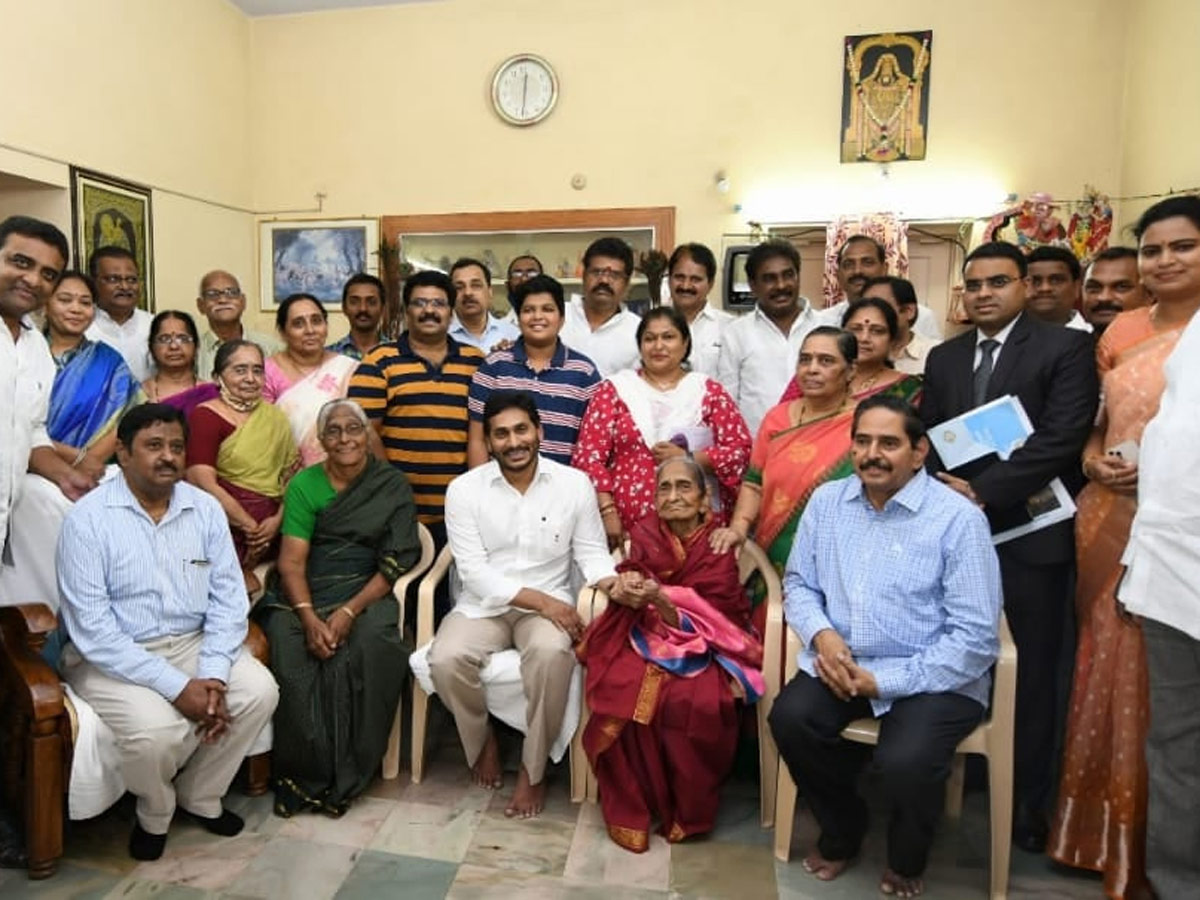 CM Jagan Honours Pingali Venkayya Family Photo Gallery - Sakshi11