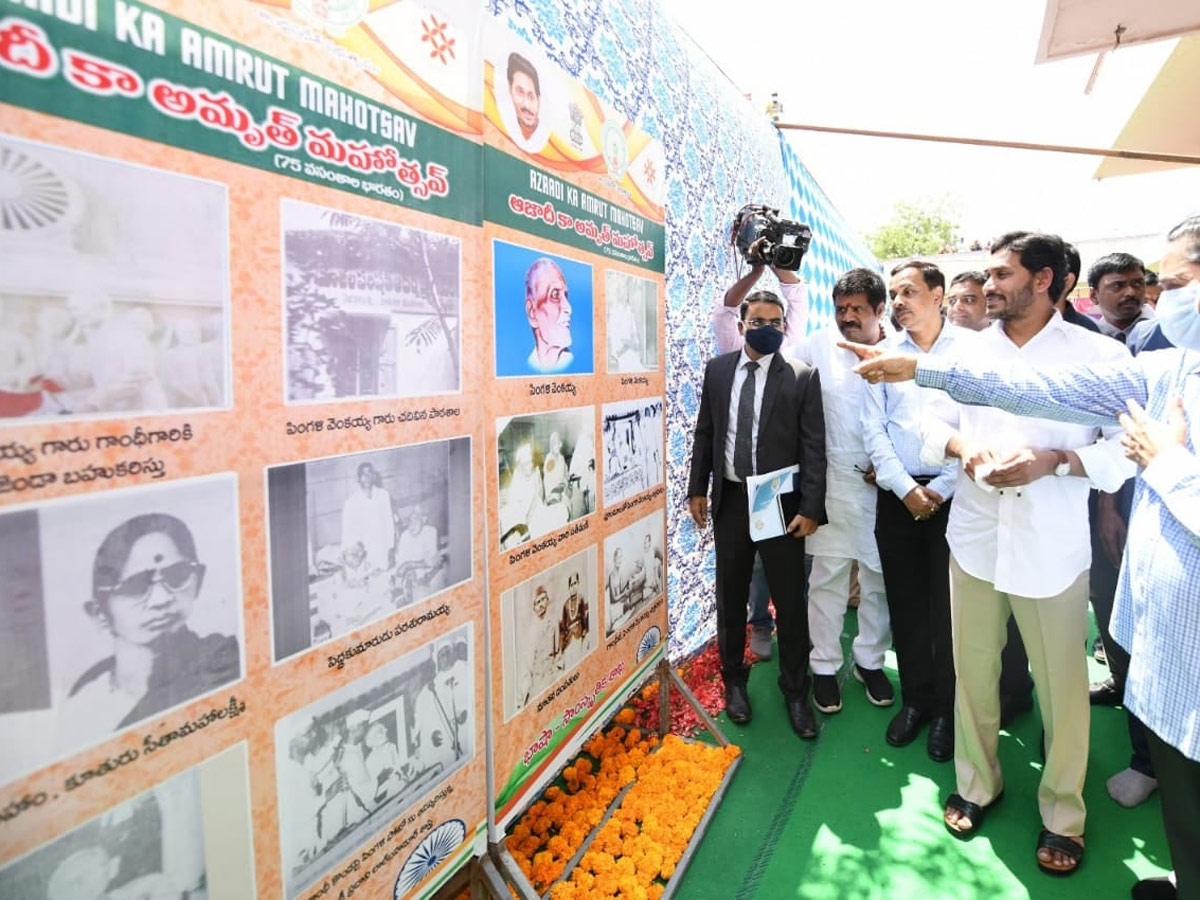 CM Jagan Honours Pingali Venkayya Family Photo Gallery - Sakshi12