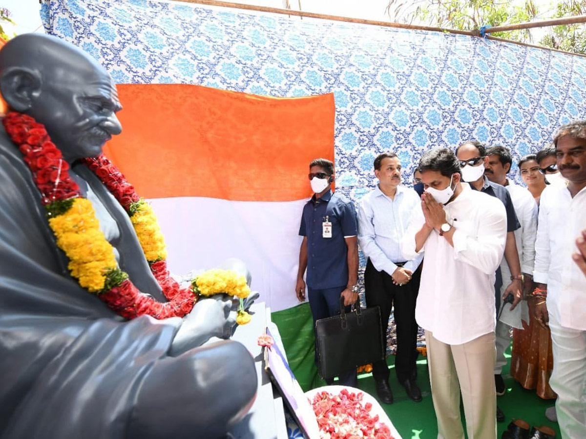 CM Jagan Honours Pingali Venkayya Family Photo Gallery - Sakshi19