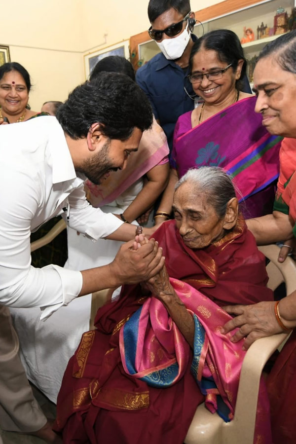 CM Jagan Honours Pingali Venkayya Family Photo Gallery - Sakshi21