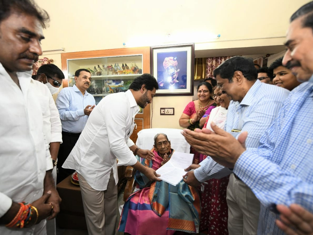 CM Jagan Honours Pingali Venkayya Family Photo Gallery - Sakshi5