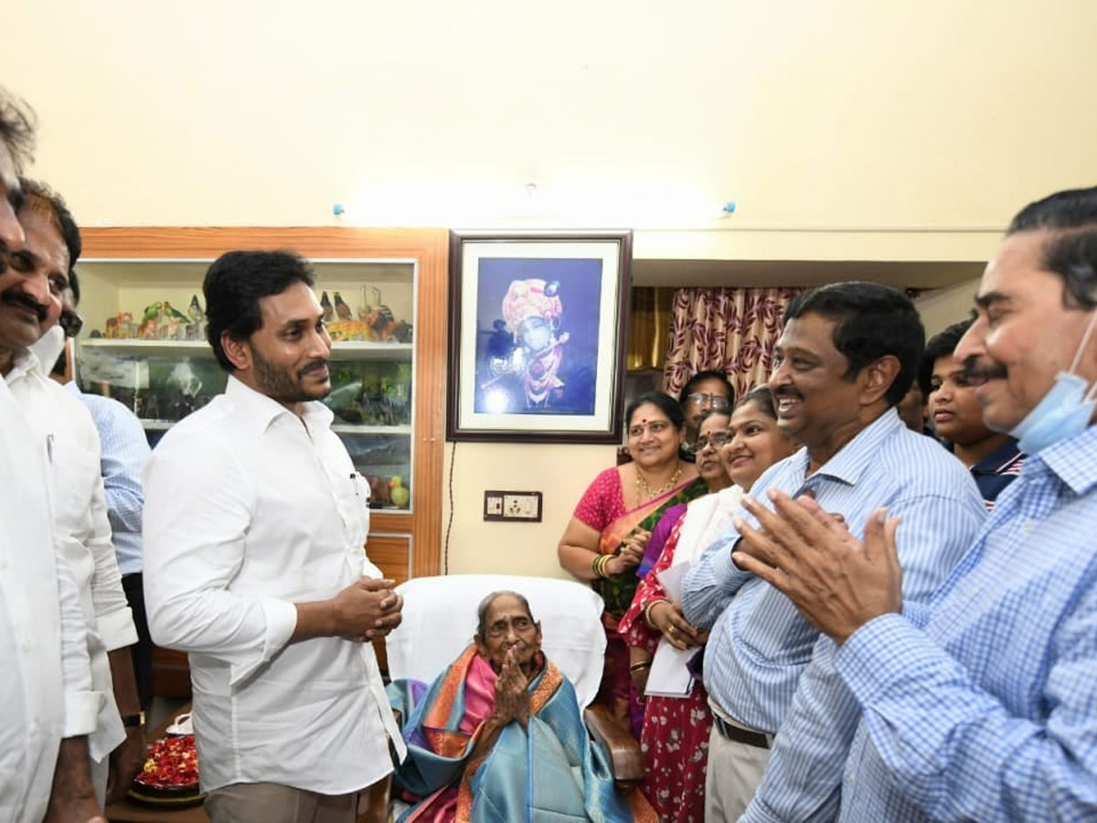 CM Jagan Honours Pingali Venkayya Family Photo Gallery - Sakshi6