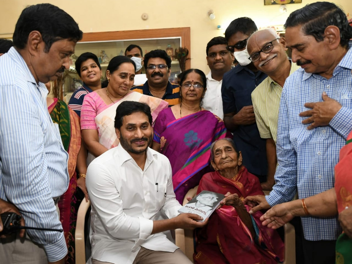 CM Jagan Honours Pingali Venkayya Family Photo Gallery - Sakshi8