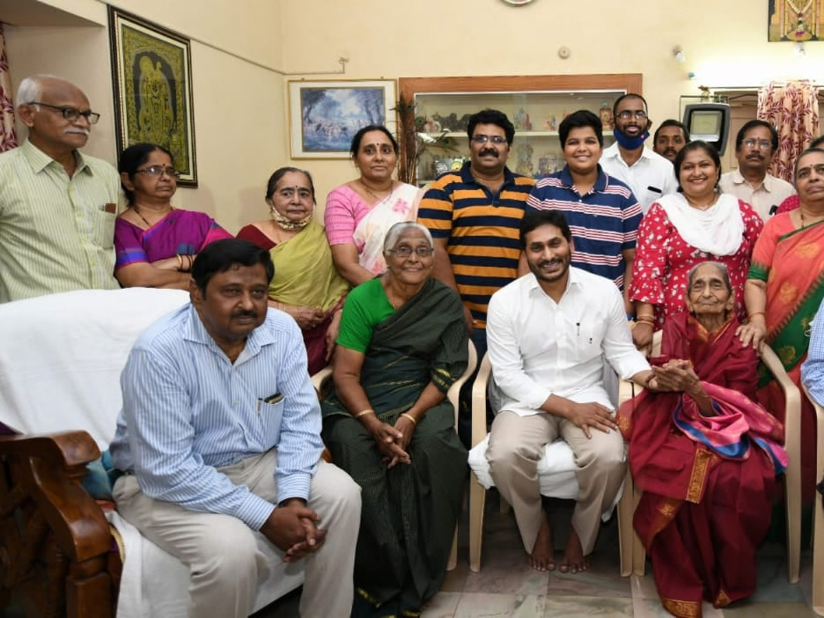 CM Jagan Honours Pingali Venkayya Family Photo Gallery - Sakshi9