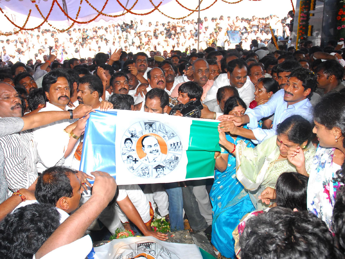 YSR Congress Party Celebrates 11th Formation Day  - Sakshi3