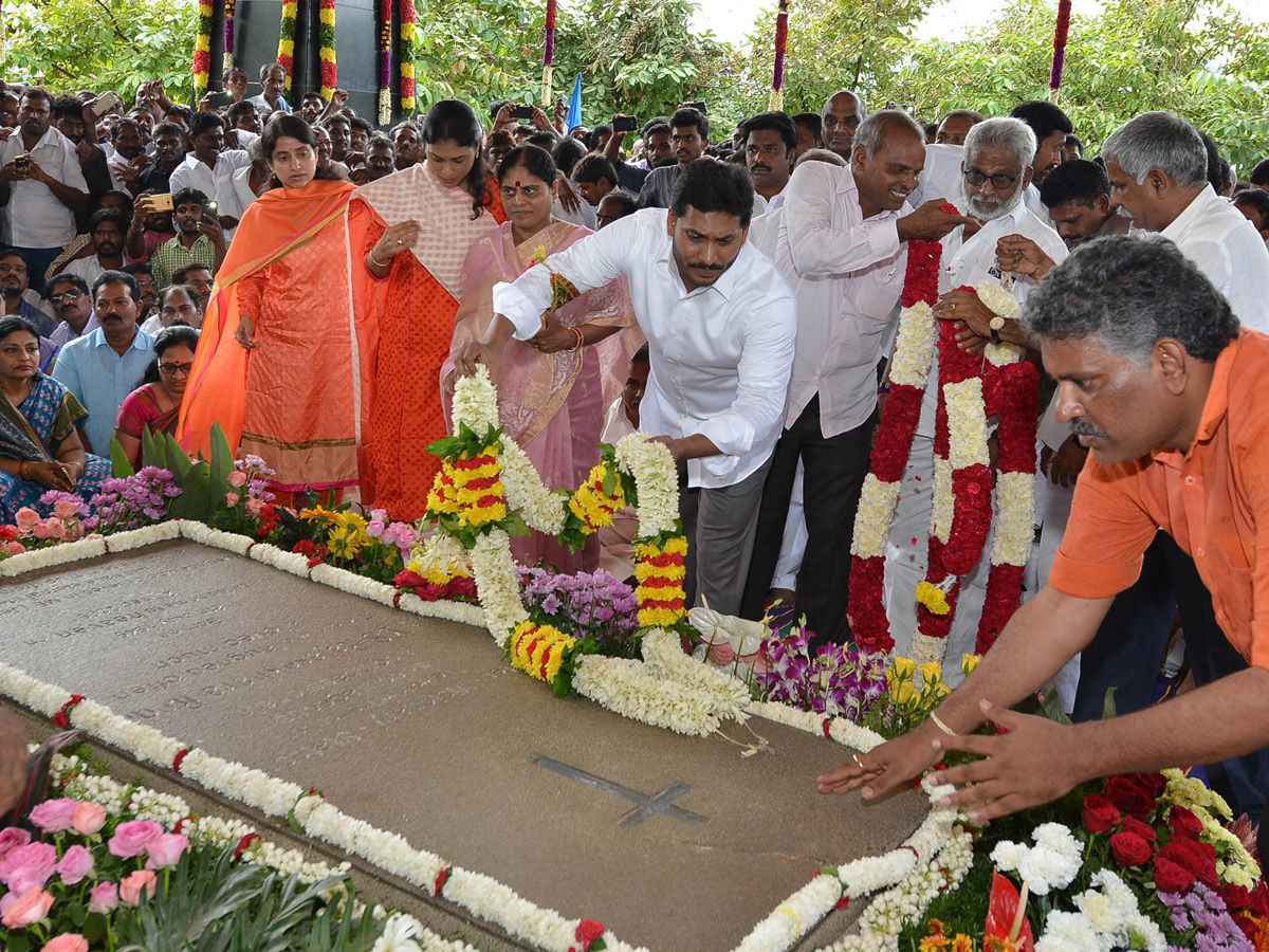 YSR Congress Party Celebrates 11th Formation Day  - Sakshi30