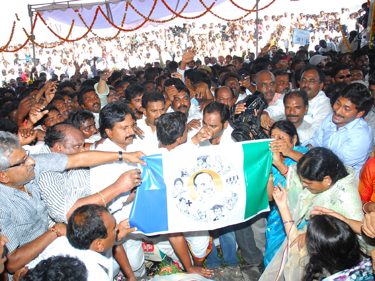 YSR Congress Party Celebrates 11th Formation Day  - Sakshi4