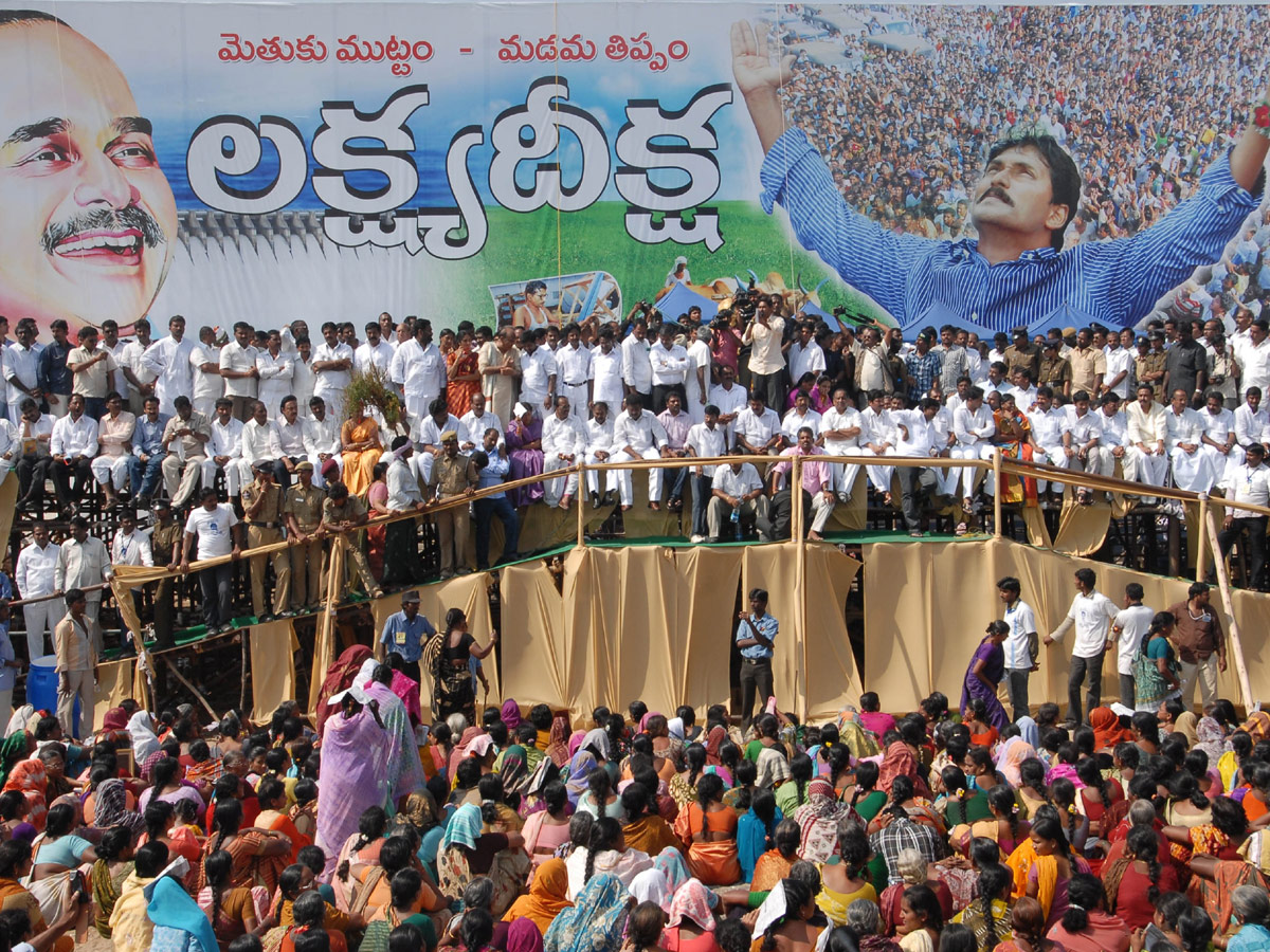 YSR Congress Party Celebrates 11th Formation Day  - Sakshi7