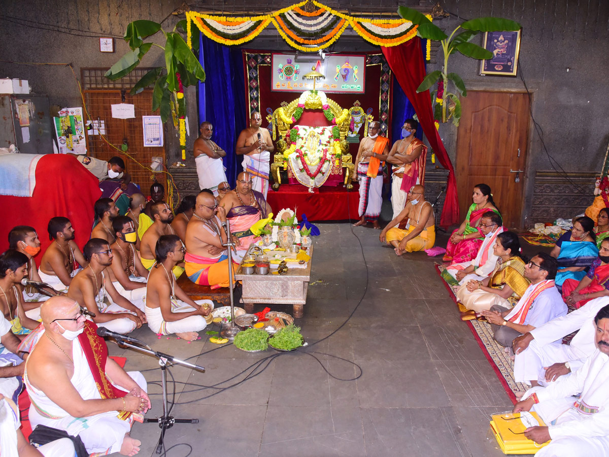 Yadadri brahmotsavalu beginning with Swasti Vachana Puja Photo Gallery - Sakshi1