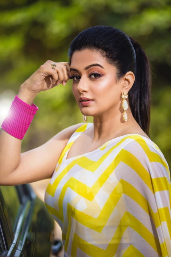 priyamani Beautiful Photo Gallery - Sakshi23