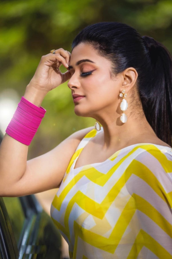 priyamani Beautiful Photo Gallery - Sakshi40