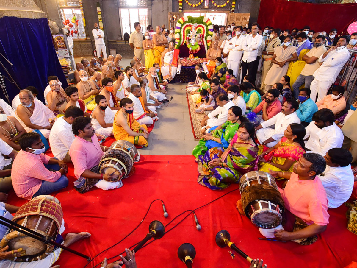 Yadadri Lakshmi Narasimha Swamy Vari Brahmotsavams 2021 - Sakshi8