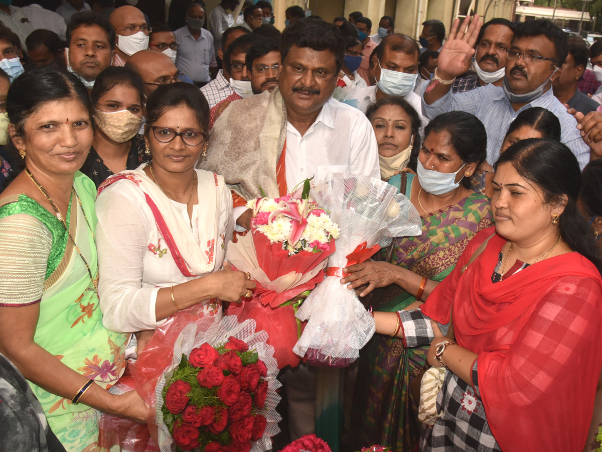 Telangana govt employees erupt in celebrations Photo Gallery - Sakshi11