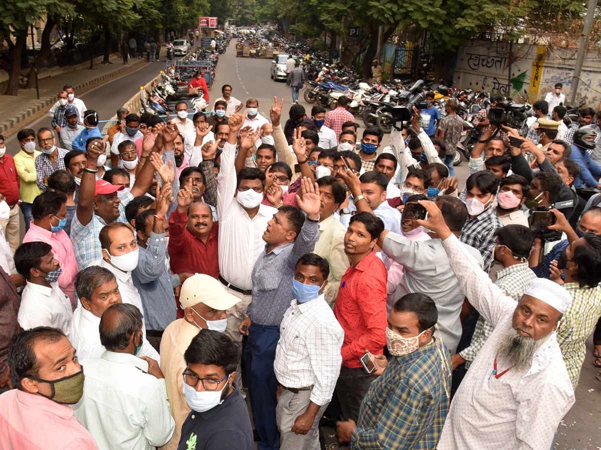 Telangana govt employees erupt in celebrations Photo Gallery - Sakshi16