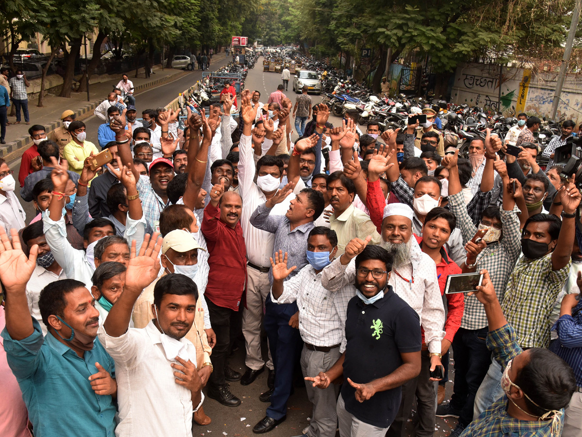 Telangana govt employees erupt in celebrations Photo Gallery - Sakshi17