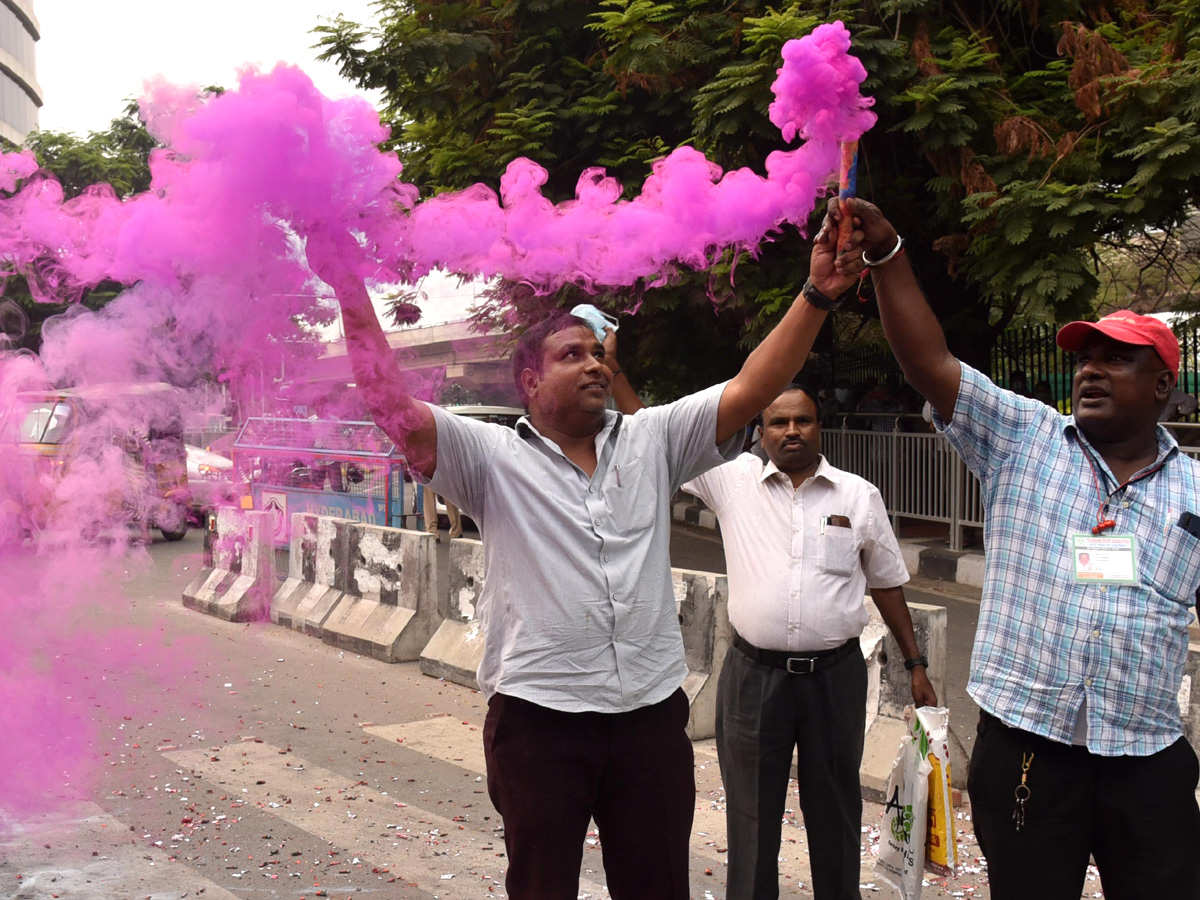 Telangana govt employees erupt in celebrations Photo Gallery - Sakshi19