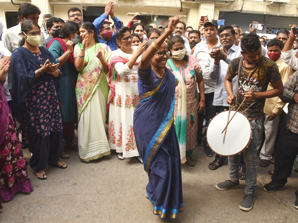 Telangana govt employees erupt in celebrations Photo Gallery - Sakshi24