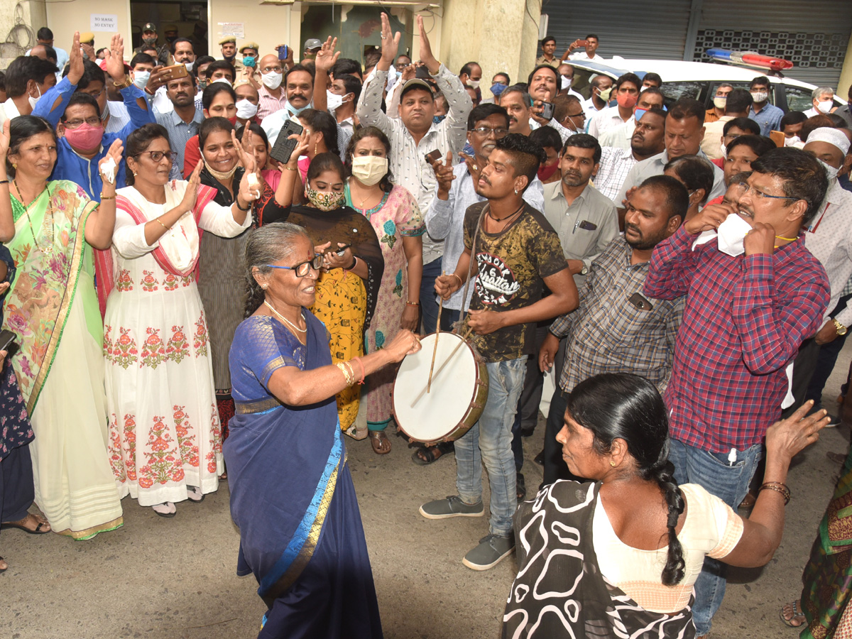 Telangana govt employees erupt in celebrations Photo Gallery - Sakshi25