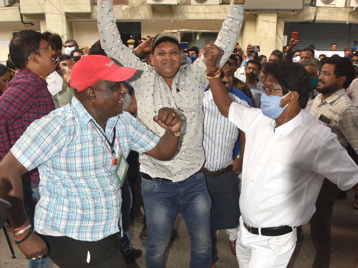 Telangana govt employees erupt in celebrations Photo Gallery - Sakshi4