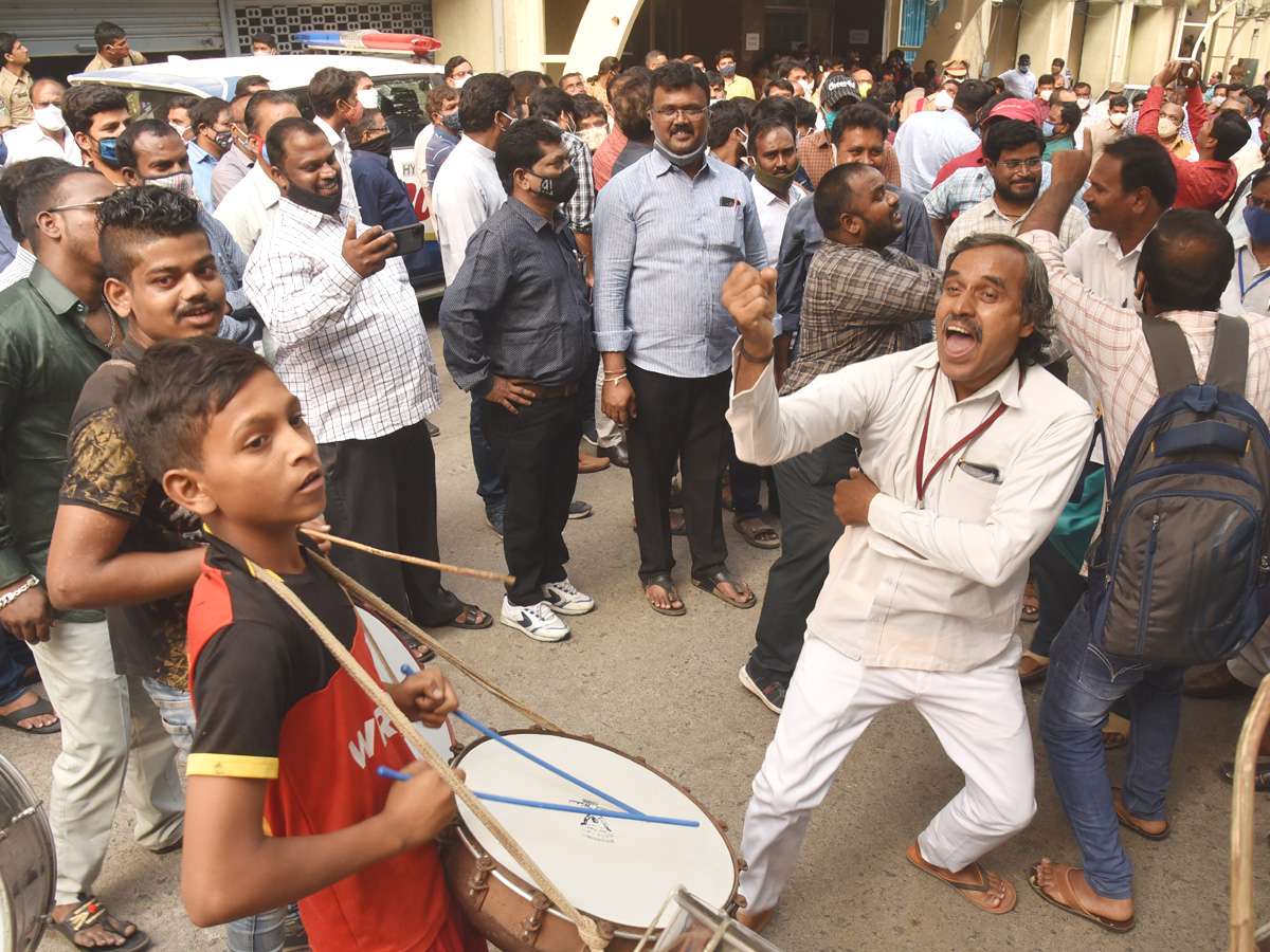 Telangana govt employees erupt in celebrations Photo Gallery - Sakshi5