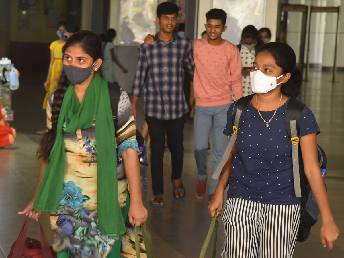 Students Going To Their Hometown After Closing Hostels Photo Gallery - Sakshi11