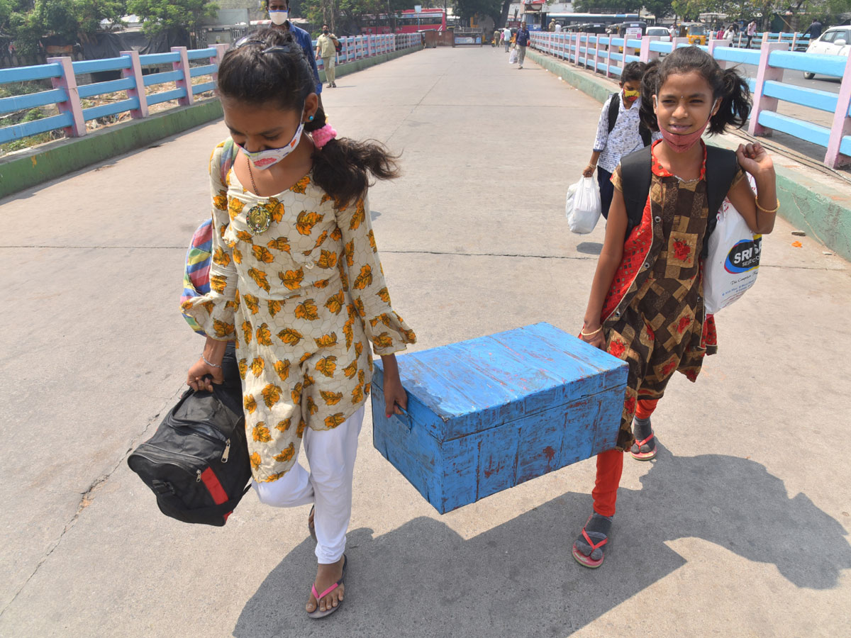 Students Going To Their Hometown After Closing Hostels Photo Gallery - Sakshi15