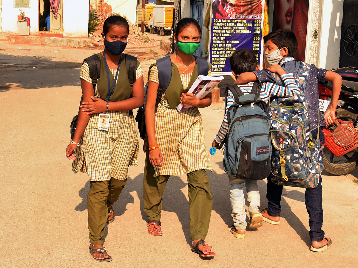 Students Going To Their Hometown After Closing Hostels Photo Gallery - Sakshi17