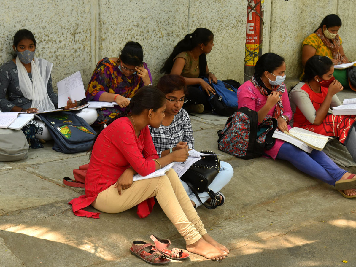 Students Going To Their Hometown After Closing Hostels Photo Gallery - Sakshi20