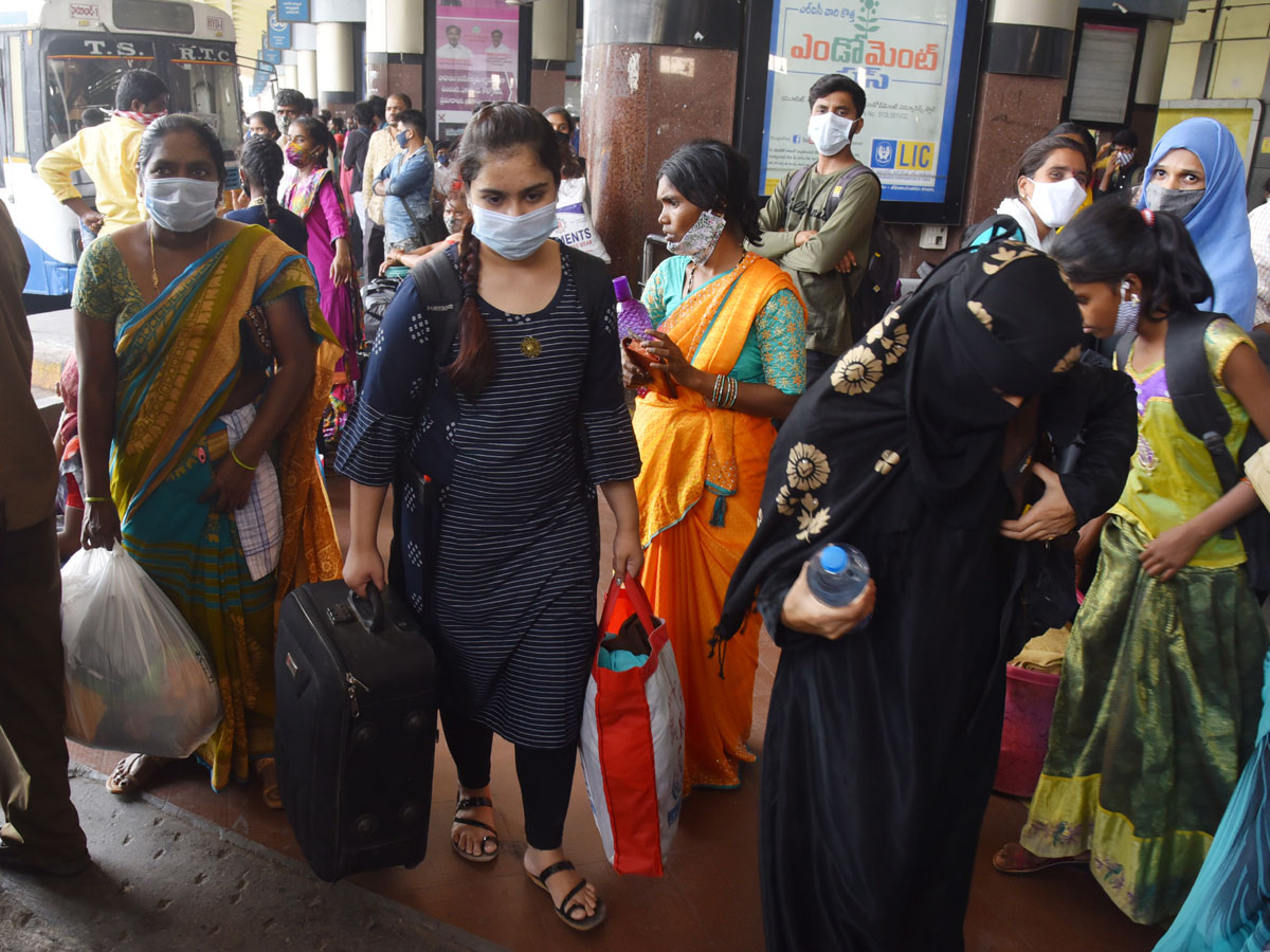 Students Going To Their Hometown After Closing Hostels Photo Gallery - Sakshi21