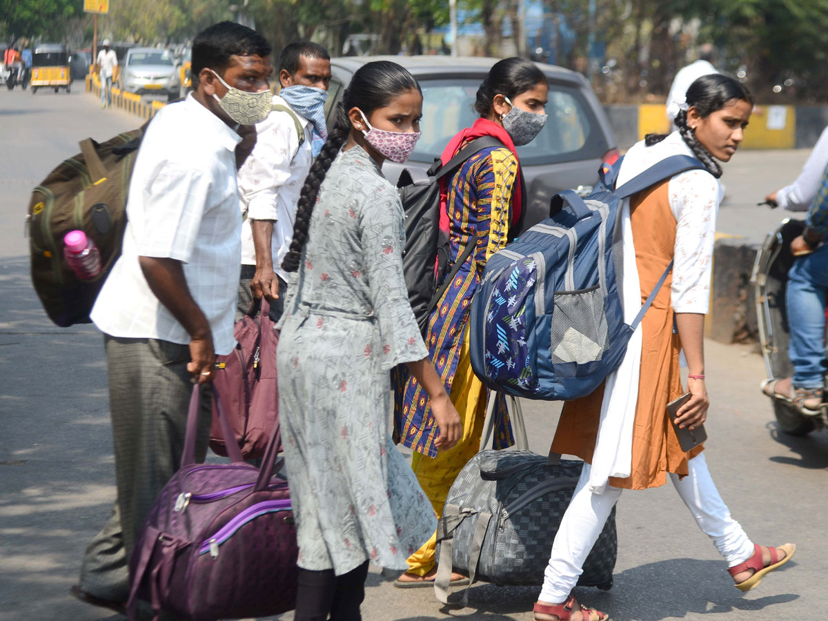 Students Going To Their Hometown After Closing Hostels Photo Gallery - Sakshi23