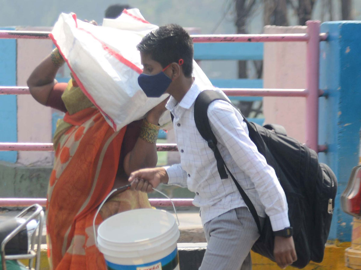 Students Going To Their Hometown After Closing Hostels Photo Gallery - Sakshi24