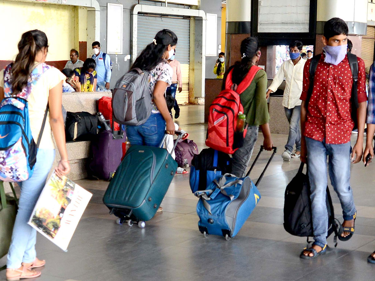 Students Going To Their Hometown After Closing Hostels Photo Gallery - Sakshi26