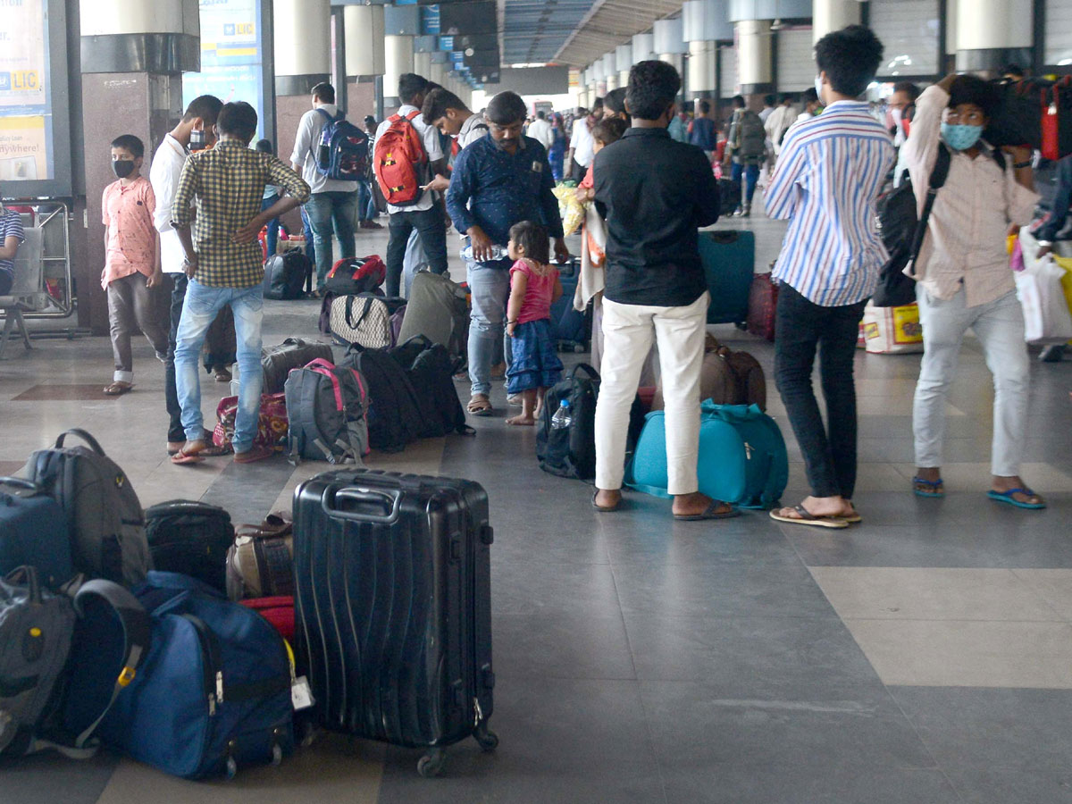 Students Going To Their Hometown After Closing Hostels Photo Gallery - Sakshi27