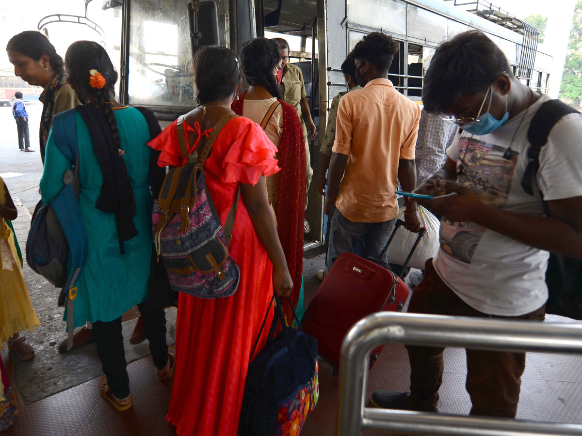 Students Going To Their Hometown After Closing Hostels Photo Gallery - Sakshi29