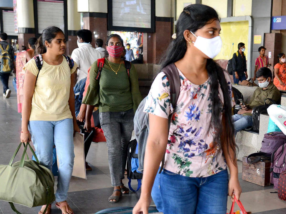 Students Going To Their Hometown After Closing Hostels Photo Gallery - Sakshi30