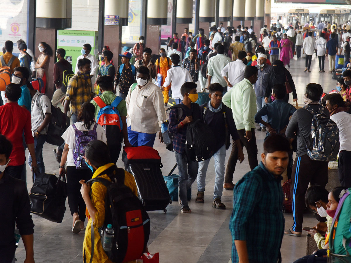 Students Going To Their Hometown After Closing Hostels Photo Gallery - Sakshi4