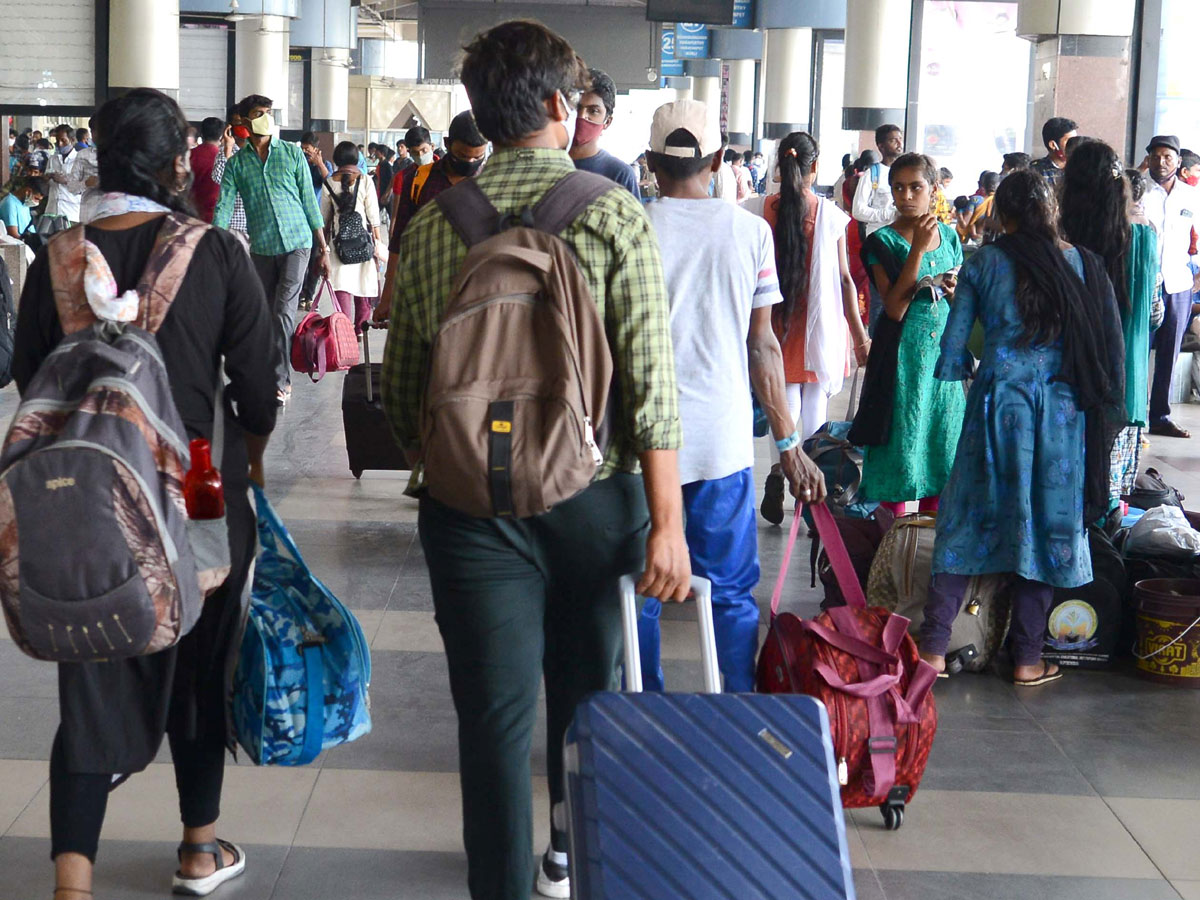 Students Going To Their Hometown After Closing Hostels Photo Gallery - Sakshi31