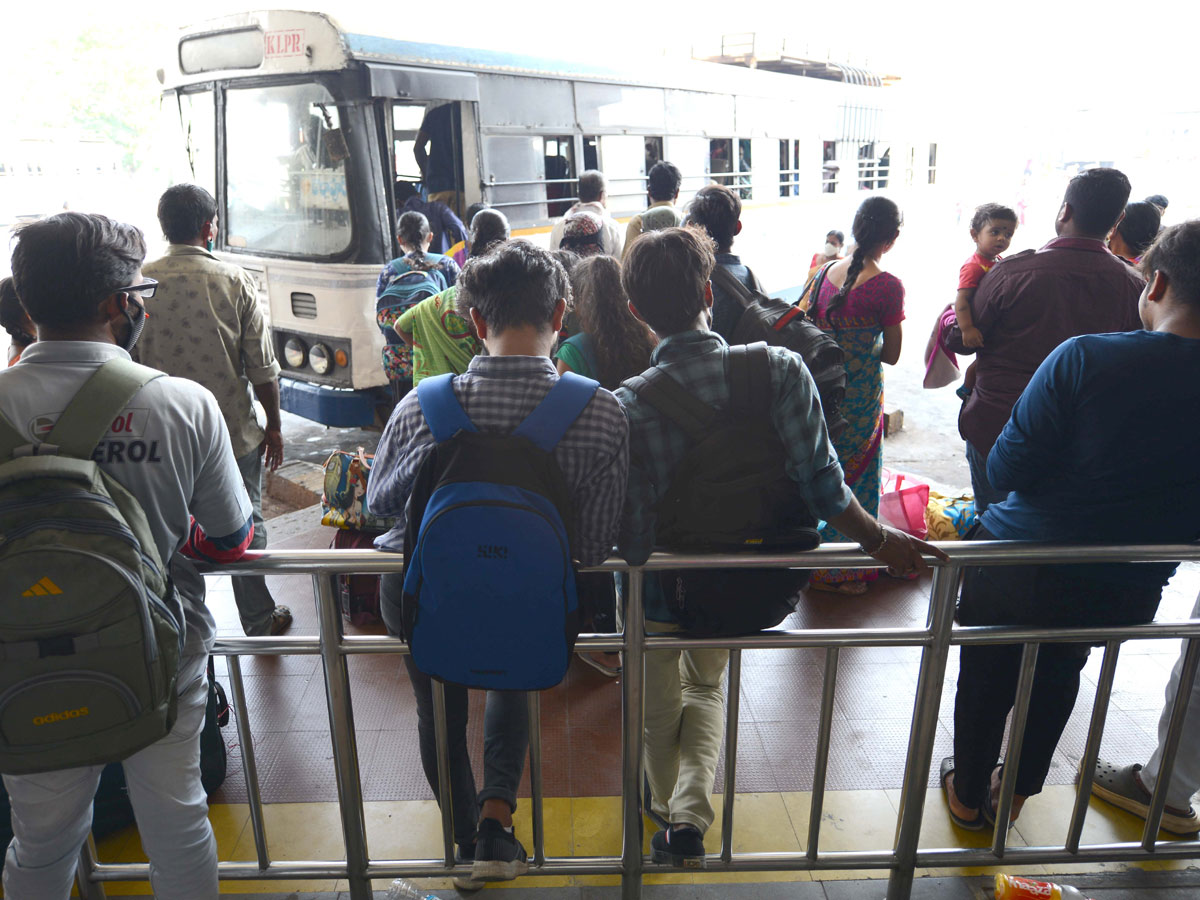 Students Going To Their Hometown After Closing Hostels Photo Gallery - Sakshi32