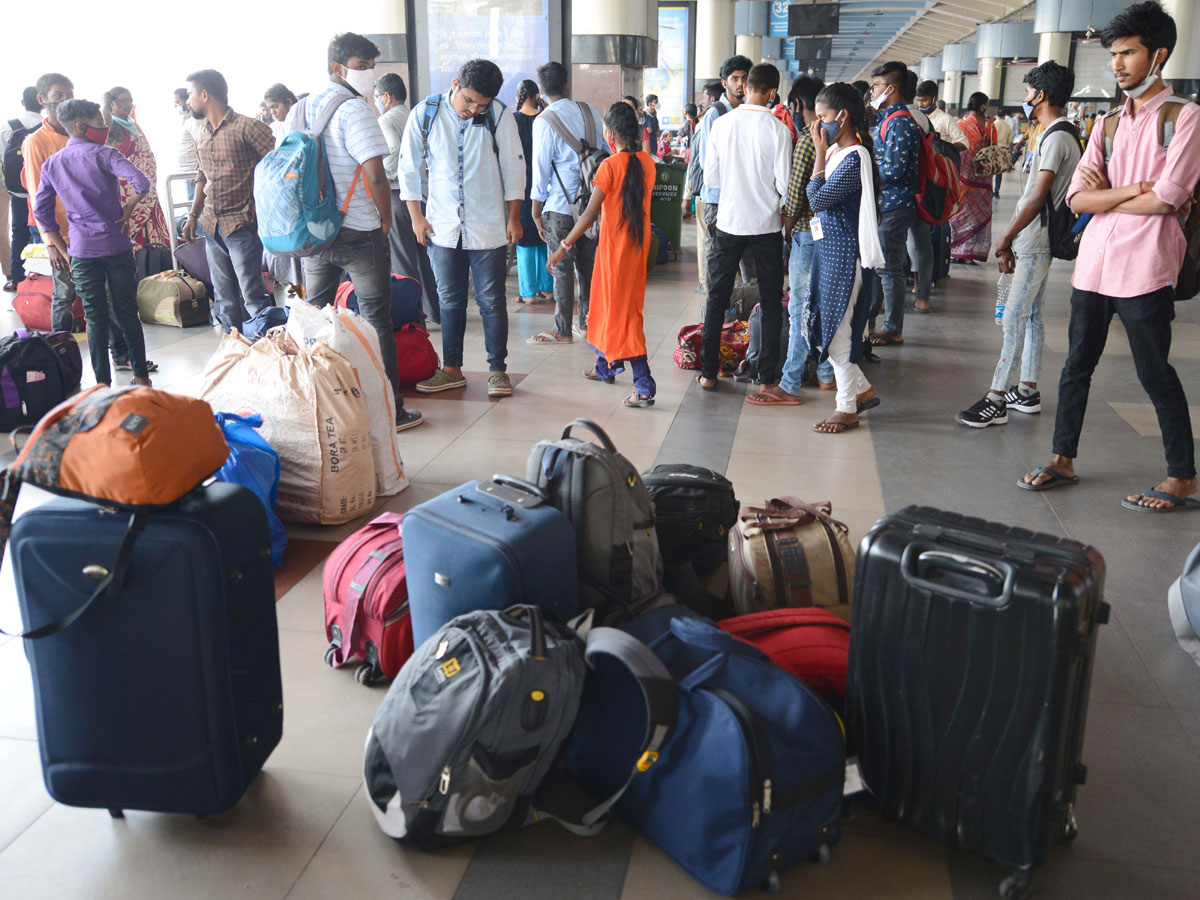 Students Going To Their Hometown After Closing Hostels Photo Gallery - Sakshi33