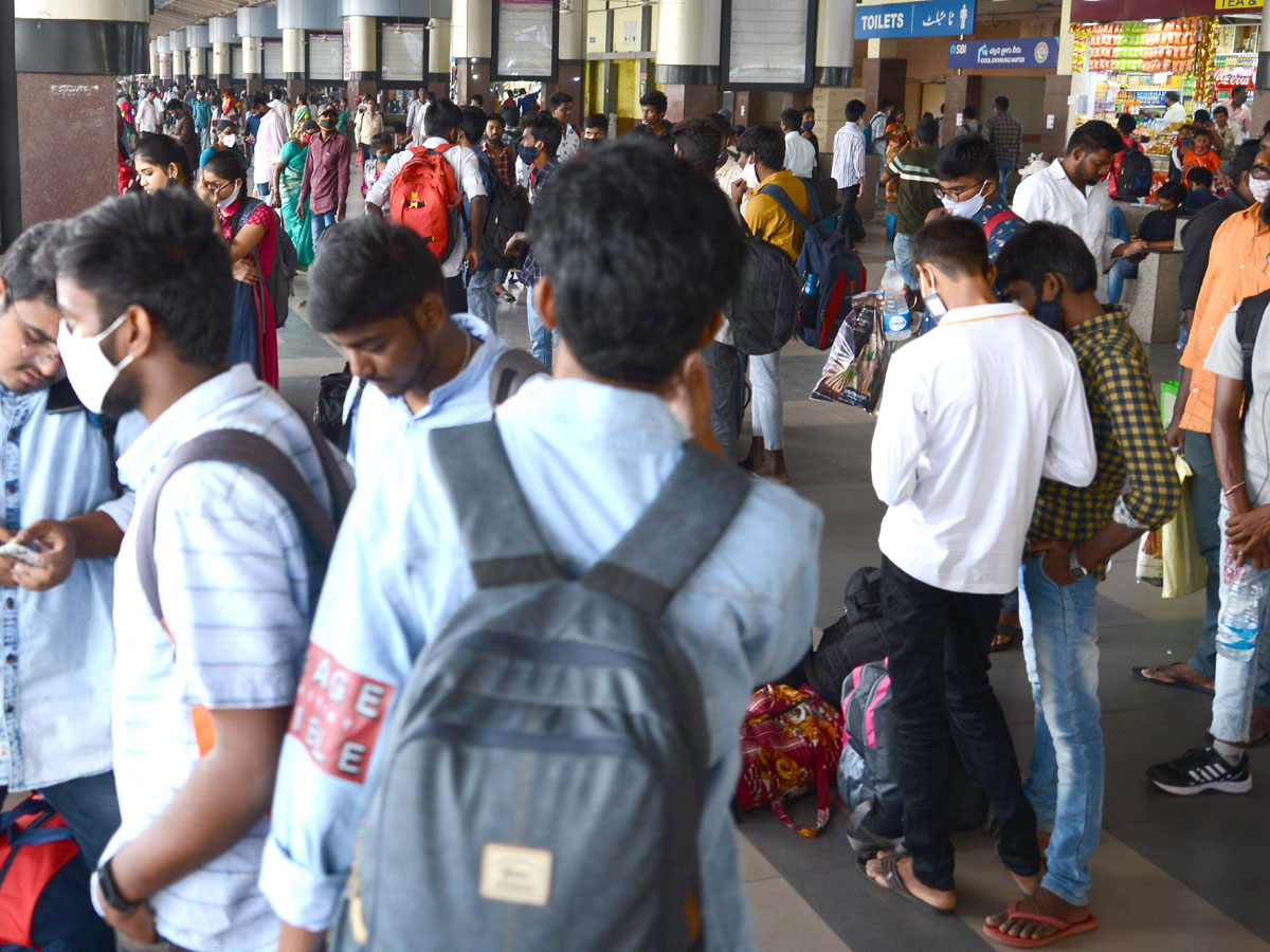 Students Going To Their Hometown After Closing Hostels Photo Gallery - Sakshi34