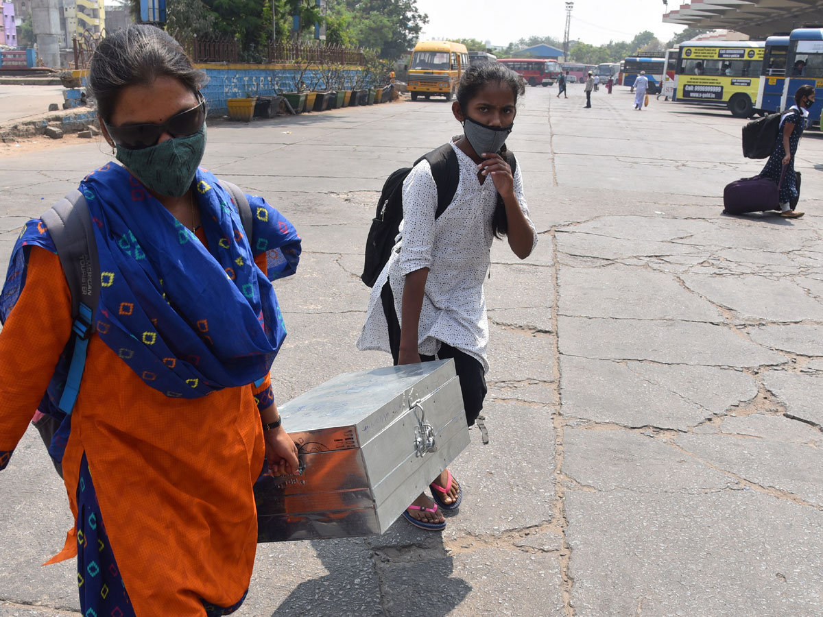 Students Going To Their Hometown After Closing Hostels Photo Gallery - Sakshi5