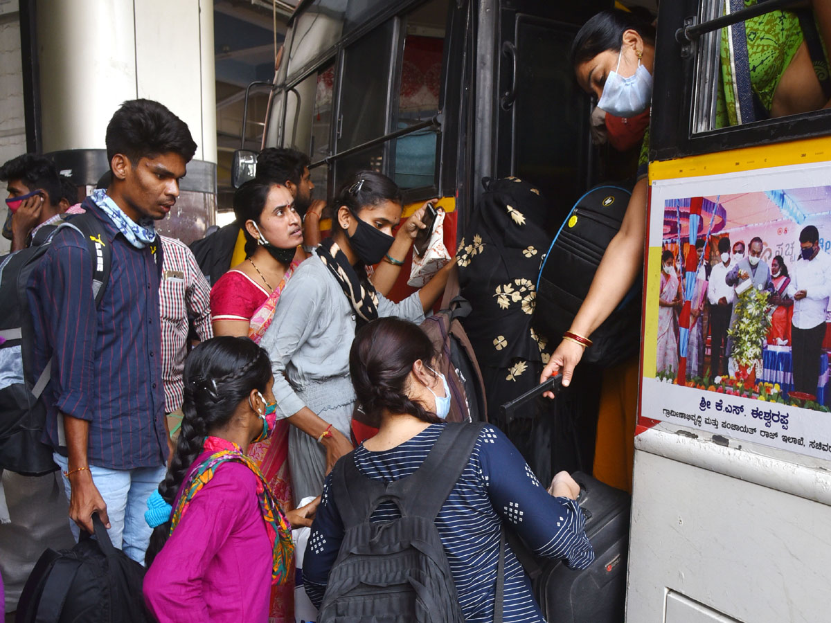 Students Going To Their Hometown After Closing Hostels Photo Gallery - Sakshi7