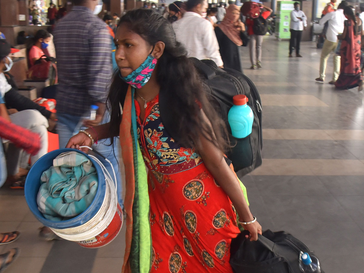 Students Going To Their Hometown After Closing Hostels Photo Gallery - Sakshi8