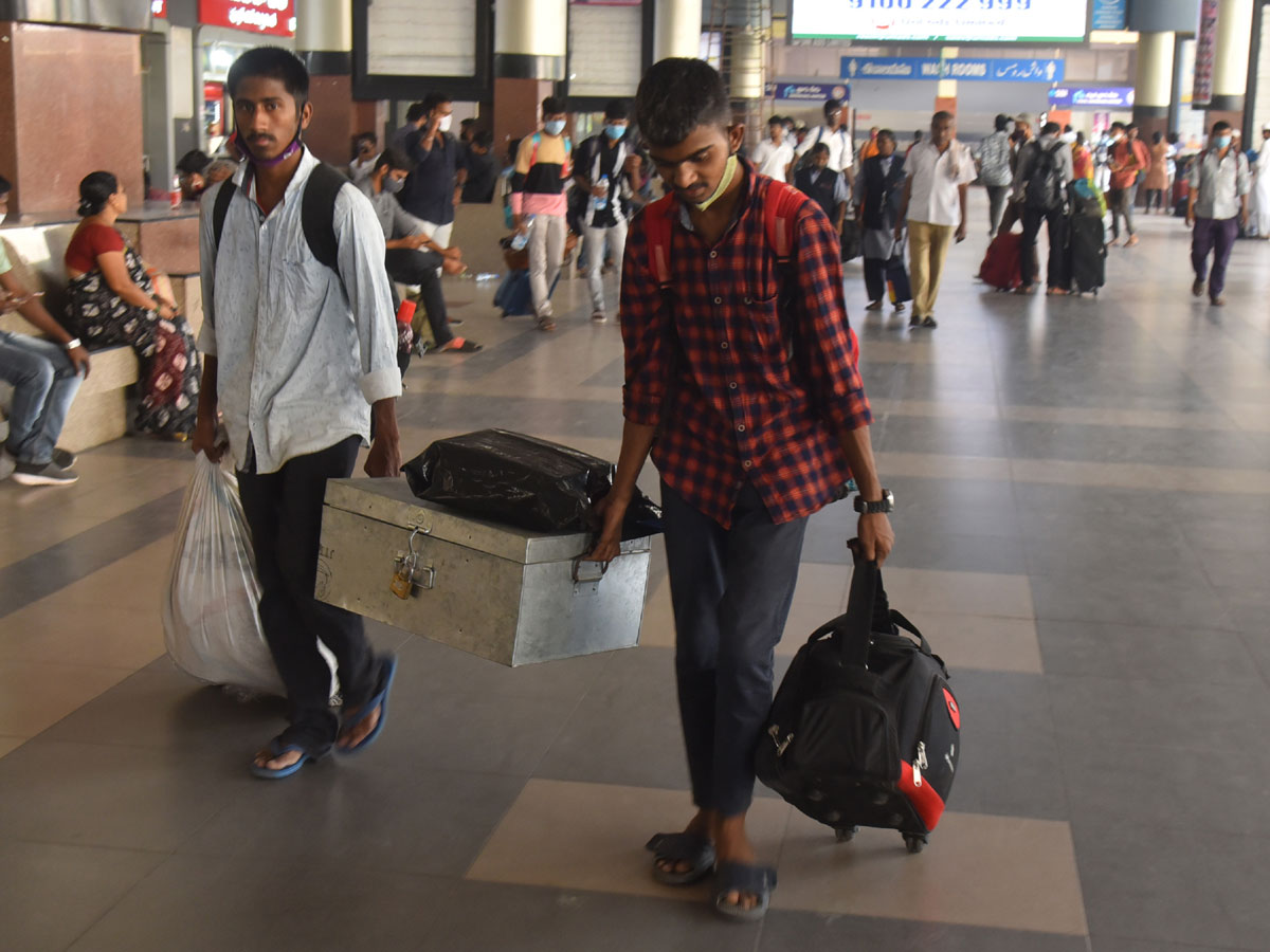 Students Going To Their Hometown After Closing Hostels Photo Gallery - Sakshi9