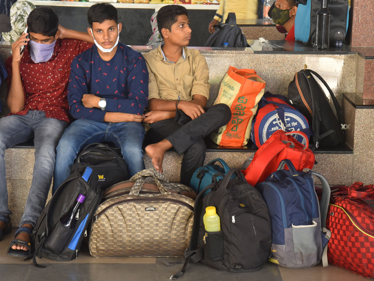 Students Going To Their Hometown After Closing Hostels Photo Gallery - Sakshi10