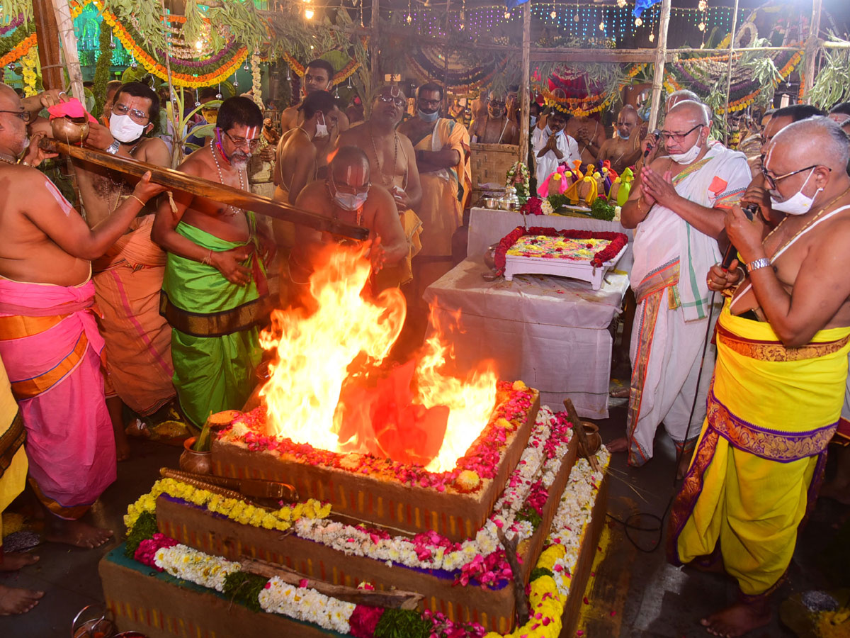 yadhadhri chakratheertha pooja Photo Gallery - Sakshi10