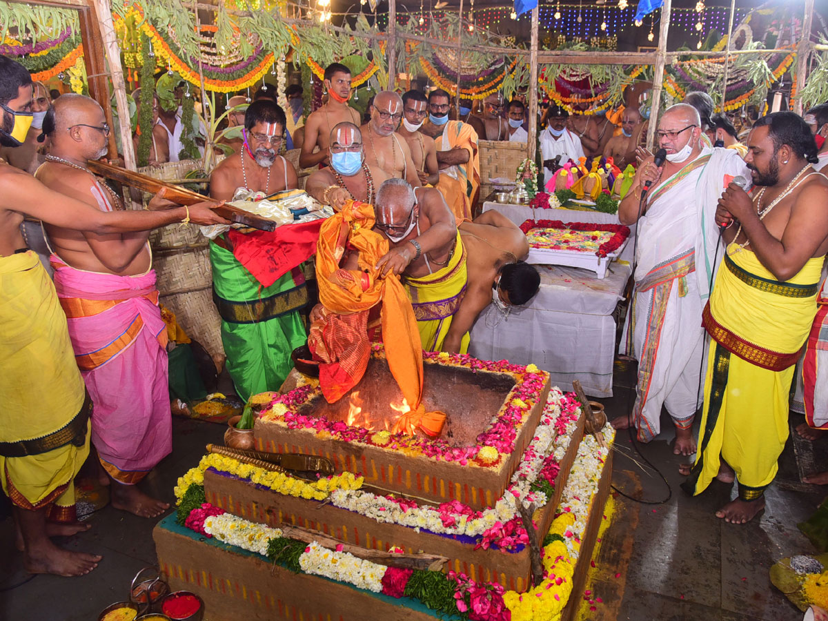 yadhadhri chakratheertha pooja Photo Gallery - Sakshi11